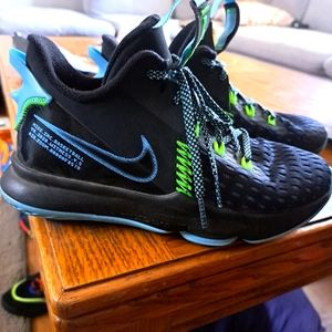 Nike LeBron Witness size 4y